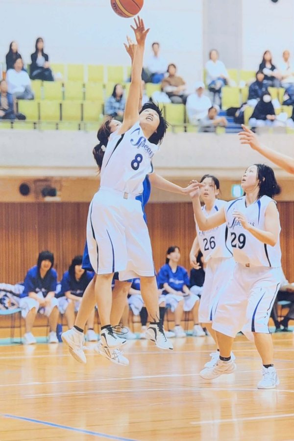 バスケットボールの試合で、ジャンプしてボールに競り合う背番号8の選手
