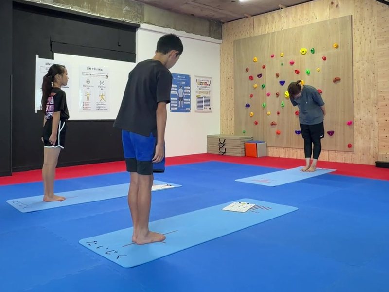 マットの上にまっすぐ立ち、今の身体の状態を確かめる参加者