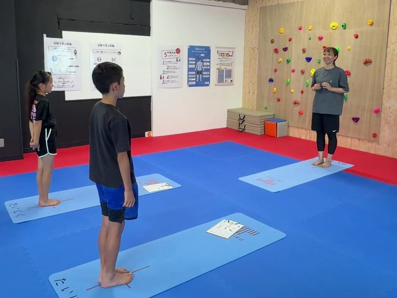 トレーナーが見守るなか、もう一度同じ動きをして違いを確かめる参加者